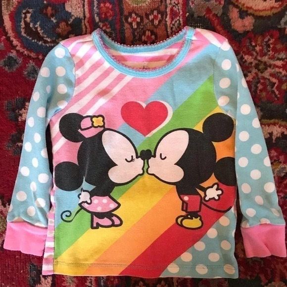 Disney Japan Mickey and Minnie kissing long sleeve T - Picture 1 of 4